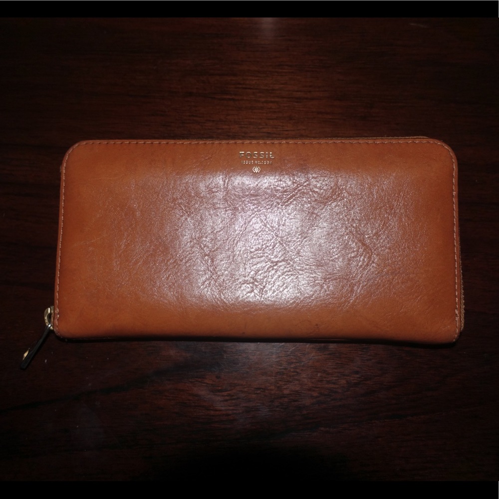 Women’s Light Brown Leather Fossil FullSize Wallet